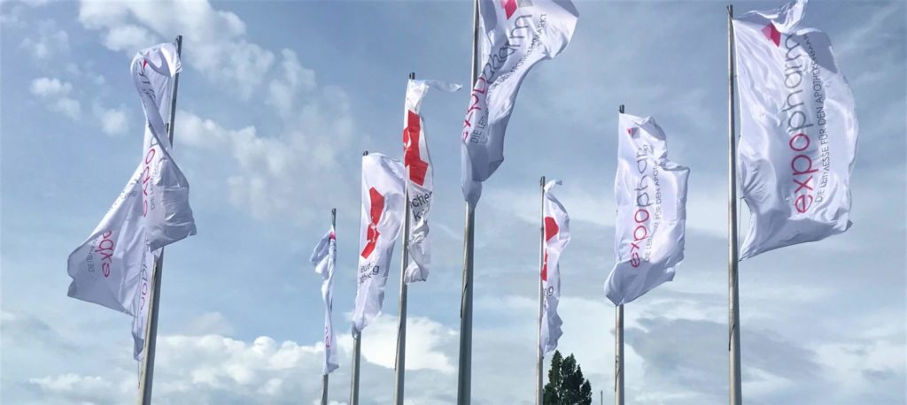 Expopharm Flaggen vor dem Haupteingang der Messe München