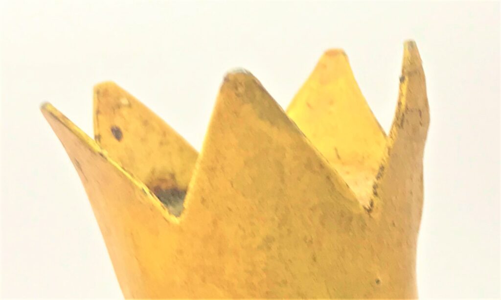Goldene Krone mit fünf Zacken vor weißem Hintergrund.